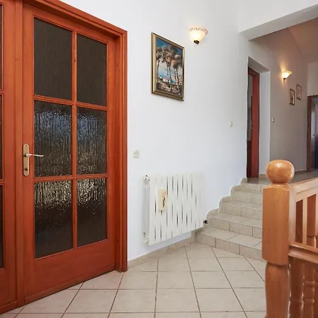 Villa House Gordana For 6-8 Persons With New Jacuzzi And Swimming Pool