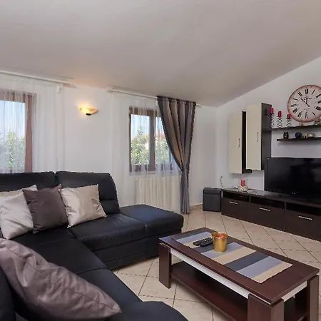Villa House Gordana For 6-8 Persons With New Jacuzzi And Swimming Pool Liznjan