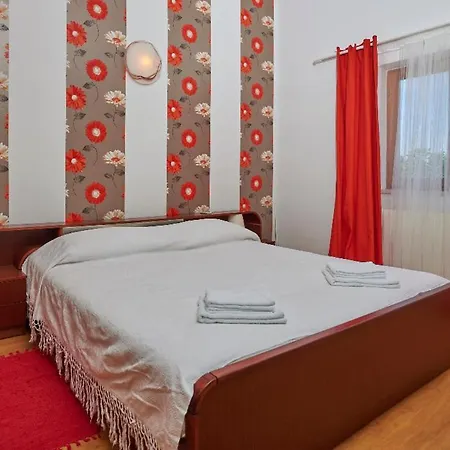 Villa House Gordana For 6-8 Persons With New Jacuzzi And Swimming Pool